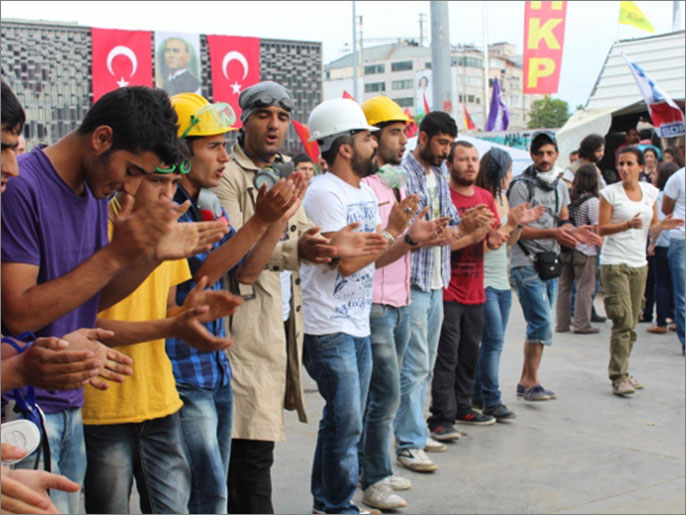 أنصار حزب العمال الكردستاني يرفعون صور أوجلان ويرقصون رقصة الدبكة (الجزيرة)