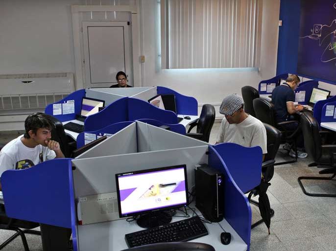 epa03731280 People browse the web in a new internet cafe in Havana, Cuba, 04 June 2013. Cuban people can now log into the internet since new 118 internet cafes in the Island, but prices still being so high for majority of people. EPA/ALEJANDRO ERNESTO