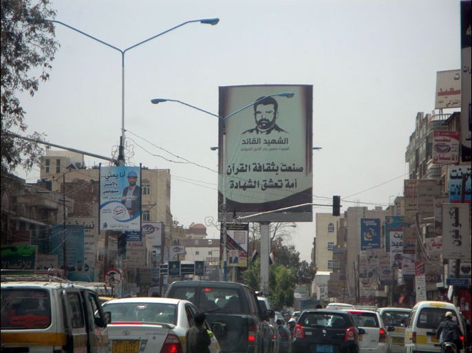صور مؤسس جماعة الحوثي في شوارع صنعاء