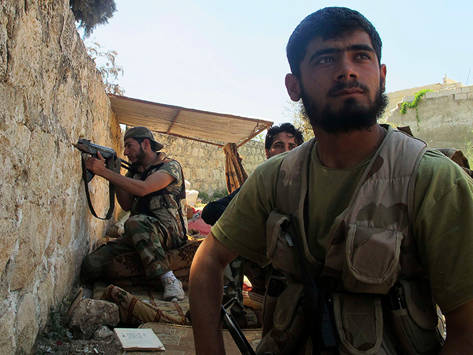 الجيش الحر طالب مرارا بإمداده بالسلاح لمواجهة قوات النظام (رويترز)
