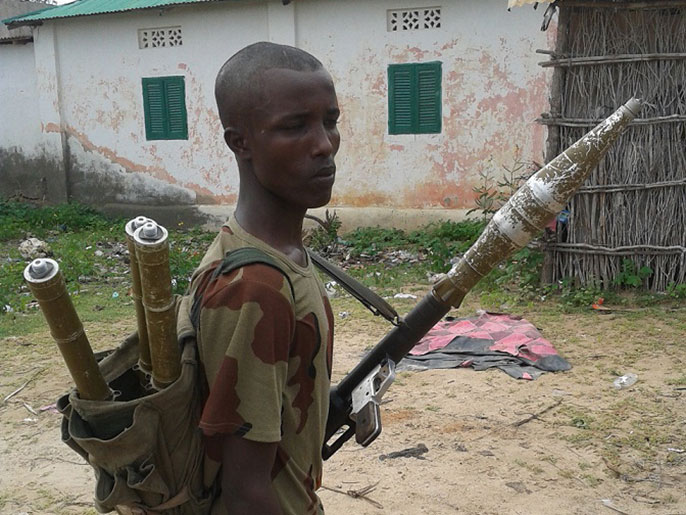 ‪جندي صومالي في مدينة كيسمايو‬ (الجزيرة)