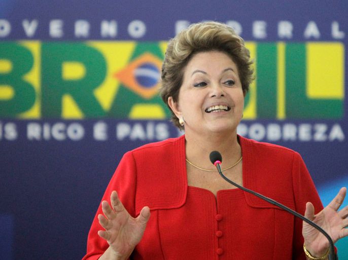 epa03693619 Brazilian President Dilma Rousseff speaks during a ceremony to swear in Afif Domingo (not pictured) to his new role as Minister for Micro and Small Entreprises, at the Planalto Presidential Palace in Brasilia, Brasil, 09 May 2013. EPA/FERNANDO BIZERRA JR.