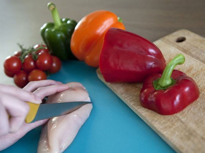 استخدام سكين واحد لتقطيع اللحوم والخضروات النيئة قد يؤدي إلى التلوث التبادلي