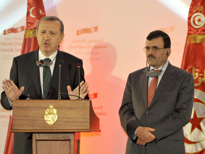 أردوغان (يسار) أثناء المؤتمر الصحفيمع العريض في تونس (الفرنسية)