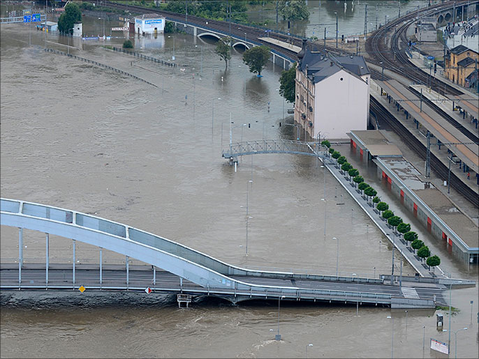 ‪الفيضانات أغلقت الكثير من طرق المواصلات‬ (الأوروبية)