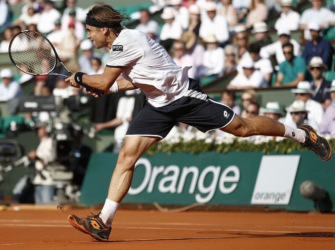 Spain's David Ferrer returns to France's Jo-Wilfried Tsonga during their French tennis Open semi-final match at the Roland Garros stadium in Paris on June 7, 2013. AFP PHOTO / THOMAS COEX