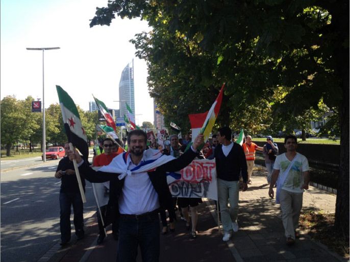 مظاهرة سابقة مساندة للثورة السورية بهولندا خاصة بالجزيرة رياض حمي يتزعمها في المقدمة