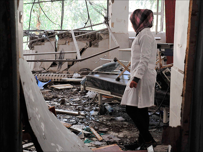 من آثار قصف شنته مقاتلات النظام على مستشفى في مدينة الرقة شرقي البلاد (رويترز)