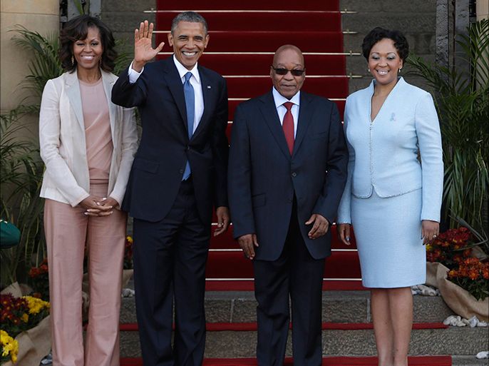 U.S. President Barack Obama (2nd L) waves next to First Lady Michelle Obama (L), South Africa's President Jacob Zuma (2nd R) and his wife, First Lady Thobeka Madiba-Zuma, at the Union Building in Pretoria, June 29, 2013. Obama paid tribute to anti-apartheid hero Nelson Mandela as he flew to South Africa on Friday but played down expectations of a meeting with the ailing black leader during an Africa tour promoting democracy and food security. REUTERS/Gary Cameron (SOUTH AFRICA - Tags: POLITICS)