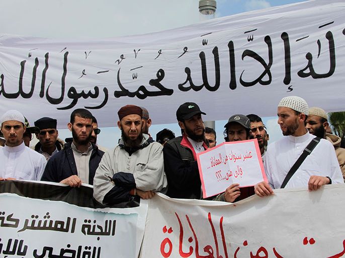 Moroccan Salafists take part in a protest outside the headquarters of the council of human rights in Rabat May 16, 2013. The protesters were calling on the government to release relatives who they claim have been jailed for their anti-government protests. REUTERS/Stringer (MOROCCO - Tags: POLITICS CIVIL UNREST RELIGION)