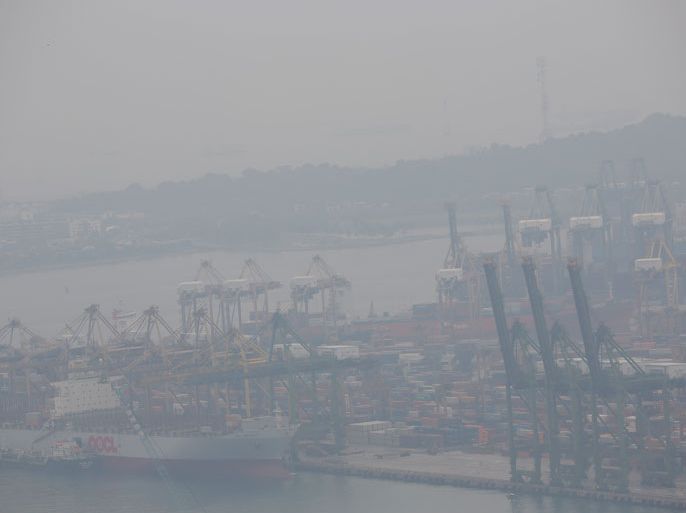 epa03668234 The Tanjong Pagar container terminal is shrouded in the haze in Singapore on 19 April 2013. The transboundary haze is common during the inter-monsoon period and is caused by smoke from fires in neighboring countries. EPA/STEPHEN MORRISON