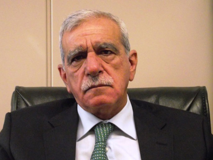 ‪‬ أحمد تورك حذر من استمرار تجاهل مطالب الأكراد بحل قضيتهم(الجزيرة)