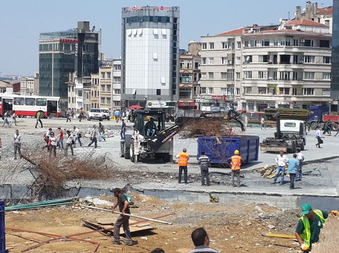 الصورة رقم 6: آليات البلدية تزيل الأسلاك والحواجز التي وضعها المعتصمون في ميدان تقسيم