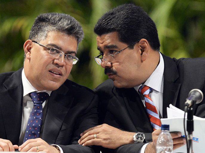 Caracas, -, VENEZUELA : Venezuelan President Nicolas Maduro (R) talks with Foreign Minister Elias Jaua during a meeting in Caracas on July 9, 2013 related to an upcoming Mercosur trade bloc meeting to be held in Montevideo, Uruguay. A day after Maduro called on US intelligence leaker Edward Snowden