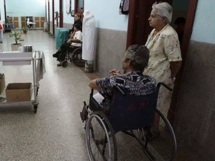 Diabetes patients sit in a hallway while a nurse prepares treatments at the Salvador Allende hospital in Havana November 15, 2007. A new Cuban drug that cures diabetic foot ulcers which can result in amputation is being applied across the country and exported. Heberprot-P proved 53 percent effective in curing the ulcers and 63 percent effective in preventing amputations during clinical trials last year with patients who experienced no results with other treatments, its producers reported. Diabetic ulcers are the leading cause of non-traumatic foot amputations in the world.
