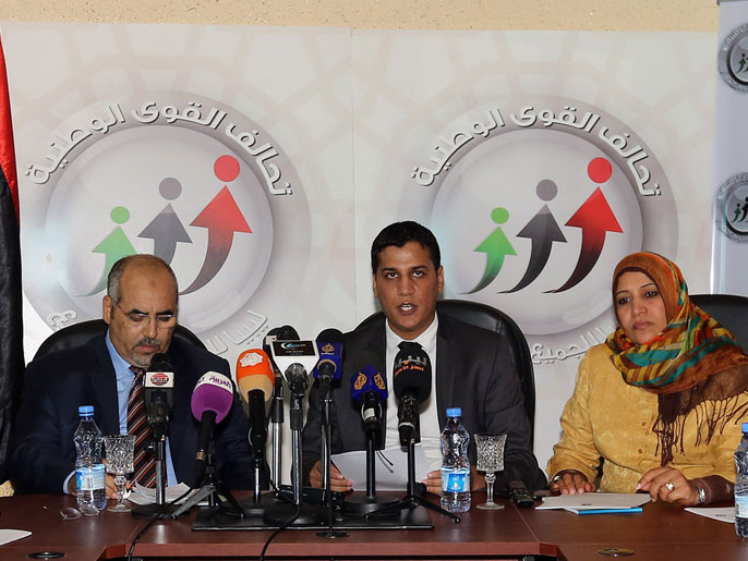 رئيس كتلة التحالف في البرلمان الليبي توفيق الشهيبي (وسط) يعلن  تجميد عضوية التحالف في العملية السياسية (الفرنسية)