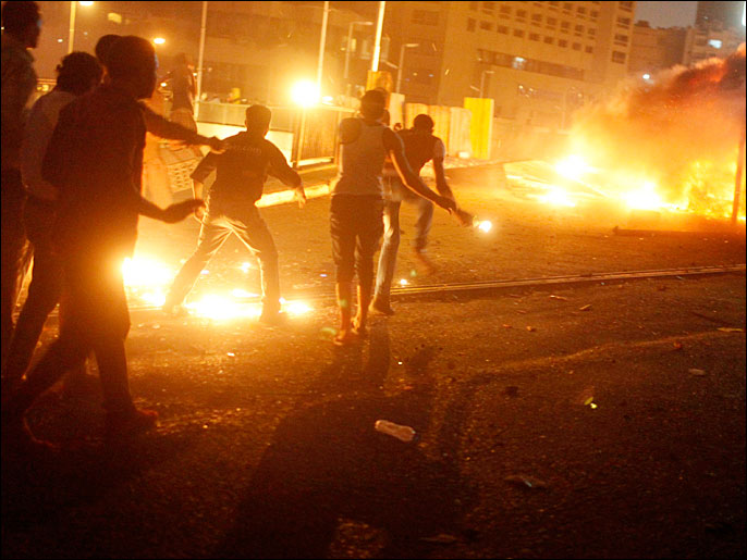 اشتباكات واسعة شهدتها بعض المناطق القريبة من ميدان التحرير (رويترز)