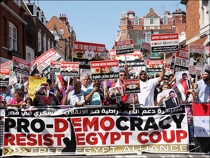 ‪متظاهرون بلندن وصفوا عزل مرسي‬ (الجزيرة)