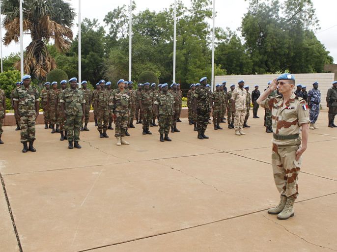 KOU02 - Bamako, -, MALI : United Nations peacekeepers stand at attention on July 1, 2013 during a transfer of duties ceremony from African troops in Mali in Bamako. The UN's mission is to ensure stability in the conflict-scarred nation just four weeks ahead of planned elections. A 12,600-strong force officially replaced the AFISMA military mission, which has been supporting French soldiers who entered Mali in January to halt an Islamist advance and help the government re-establish its authority over the vast country. AFP PHOTO / HABIBOU KOUYATE