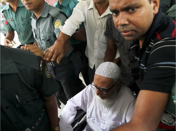 epa03788605 Former Jamaat-e-Islami leader Ghulam Azam (C) is escorted by security people as he is taken to the court for the verdict in Dhaka, Bnagladesh 15 July 2013. The war crimes tribunal has given Ghilam Azam 90 years in jail as he has been accused of being the main man and the overseer of the war crimes during 1971. The Jamaat-e-Islami has rejected the verdict and called a day long country wide strike. EPA/ABIR ABDULLAH