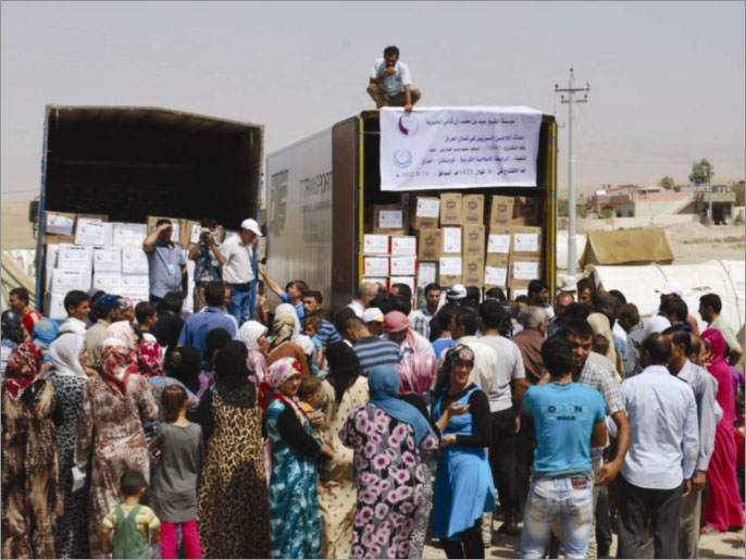 لاجئون سوريون بالأردن خلال تقديم مساعدات غذائية (الجزيرة-أرشيف)