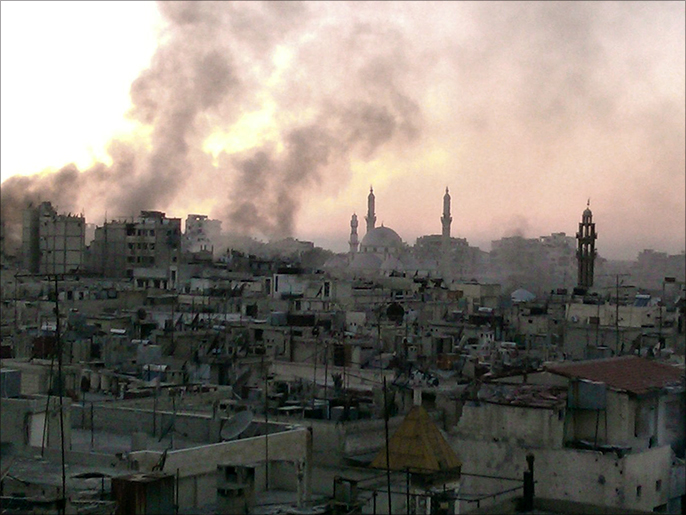 ‪قصف أحياء حمص المحاصرة اشتد في إطار الهجوم الواسع الذي بدأ نهاية يونيو‬ (الفرنسية)