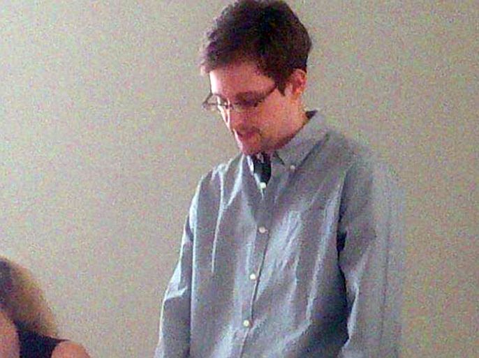 MOW020 - Moscow, -, RUSSIAN FEDERATION : Picture released by Human Rights Watch shows US National Security Agency (NSA) fugitive leaker Edward Snowden (C) during a meeting with rights activists, with among them Sarah Harrison of WikiLeaks (L), at Moscow's Sheremetyevo airport, on July 12, 2013. Fugitive US intelligence leaker Edward Snowden on Friday told a group of activists that he wanted to claim asylum in Russia because he is unable to fly on anywhere else.
