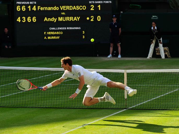Britain's Andy Murray dives to make a return against Spain's Fernando Verdasco during their men's singles quarter-final match on day nine of the 2013 Wimbledon Championships tennis tournament at the All England Club in Wimbledon, southwest London, on July 3, 2013. AFP PHOTO / GLYN KIRK - RESTRICTED TO EDITORIAL USE