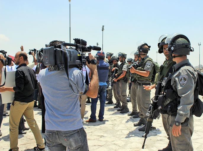 الاحتلال يمنع الصحفيين من القيام باعمالهم ويعتدي عليهم باستمرار ويعتقل منهم 11 صحفيا حتى الان- الجزيرة نت