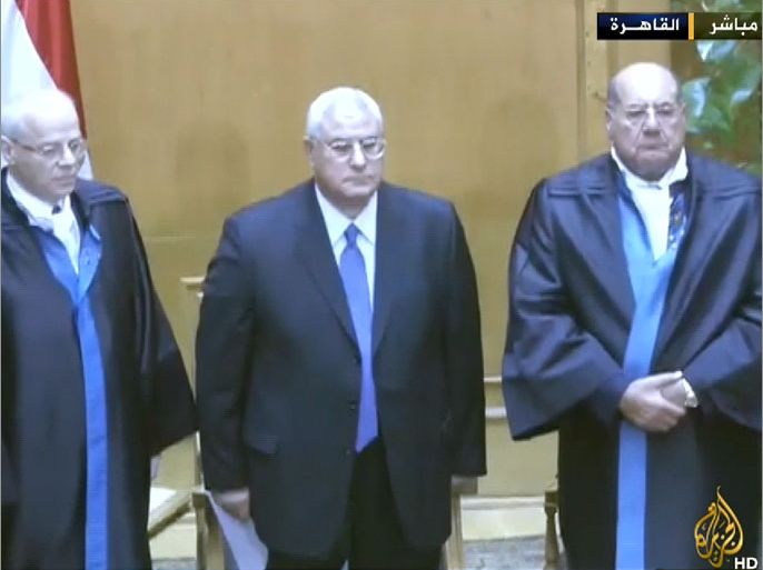 عدلي محمود منصور ( وسط)