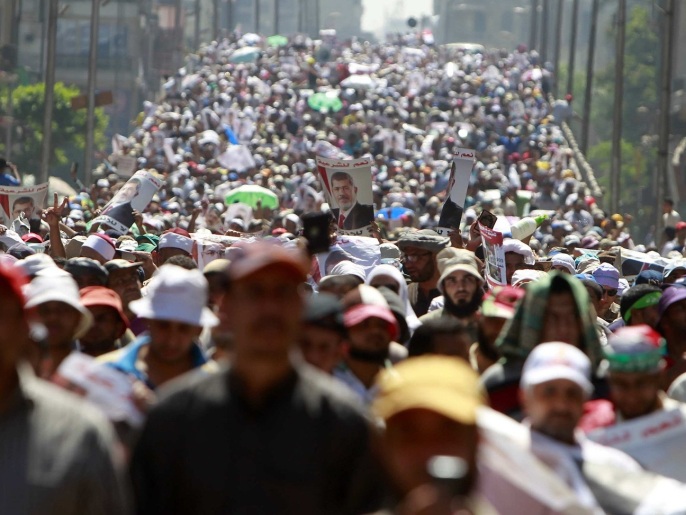‪مسيرة حاشدة لمؤيدي مرسي‬ (رويترز)
