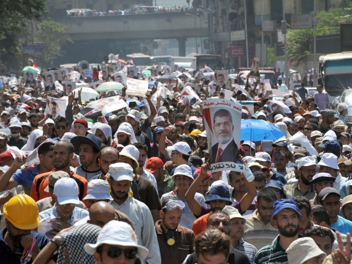 ‪مؤيدو مرسي يؤكدون على سلمية اعتصاماتهم‬ (غيتي)