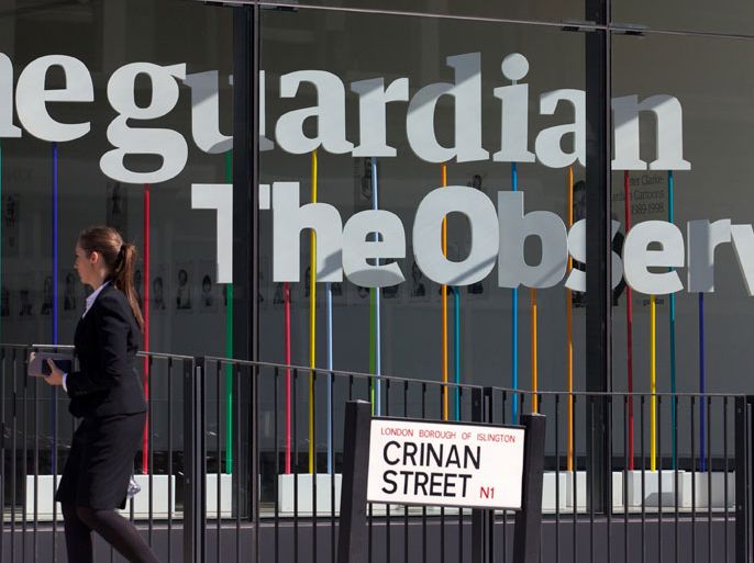 : A woman walks past the offices of the Guardian newspaper in central London on August 20, 2013. The British government forced the Guardian to destroy files or face a court battle over its publication of US security secrets leaked by Edward Snowden, the paper's editor claimed. AFP PHOTO / ANDREW COWIE