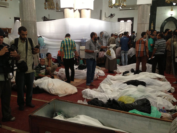 ما يقرب من 300 جثة داخل مسجد الإيمان (الجزيرة)