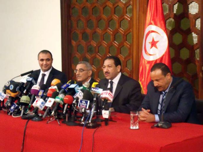 وزير الداخلية لطفي بن جدو (الثاني على اليمين) يتعهد باحترام حقوق الإنسان في التعامل مع أنصار الشريعة