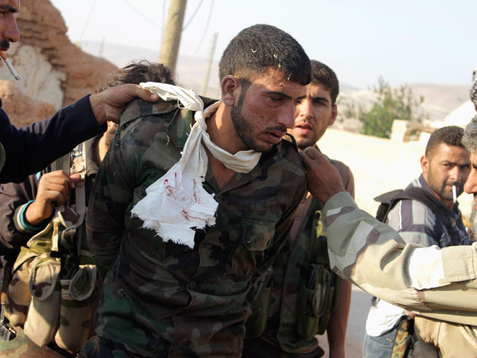مقاتلو الجيش الحر يقتادون جنديا نظاميا أسروه في ريف حلب (رويترز)