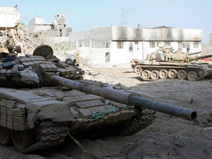 ‪دبابة مدمرة على يد الثوار في حي جوبر الدمشقي‬ (غيتي إيميجز)