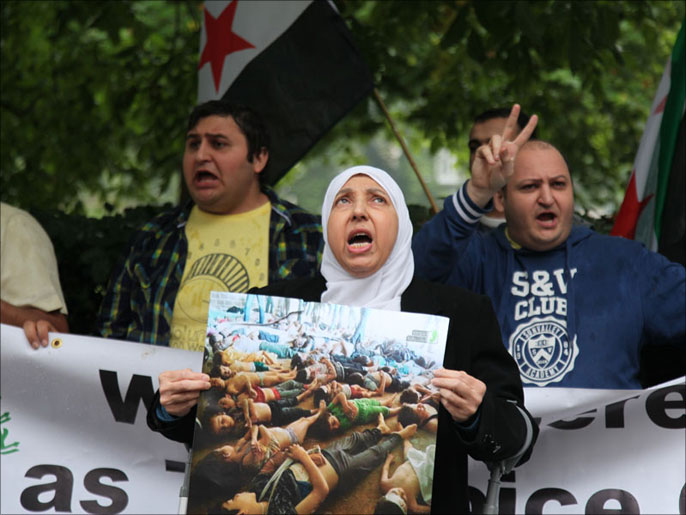 متظاهرون يرفعون صور ضحايا كيماويسوريا الجزيرة