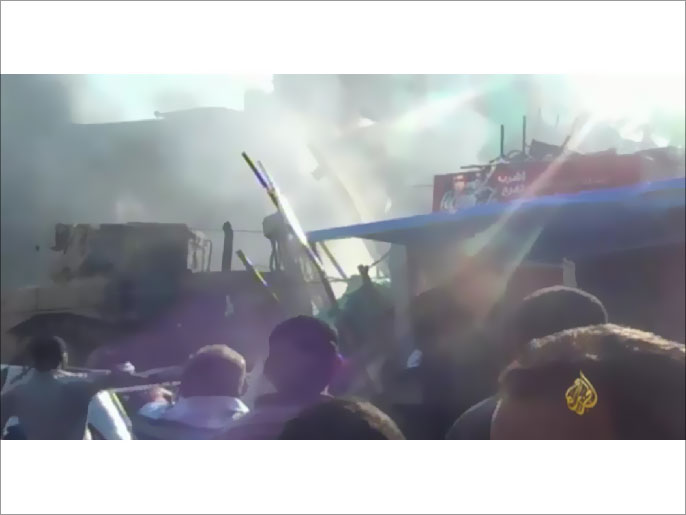 تسجيل مصور يظهر قيام جرافات الجيش بتجريف جثث قتلى ميدان رابعة (الجزيرة)