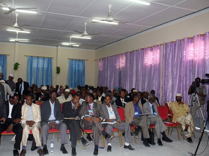 اجتماع للأطراف الصومالية في مدينة غرووي عاصمة إقليم بونت لاند في شهر مايو من العام الماضي - إقليم بونت لاند يجمد علاقته مع الحكومة الصومالية - قاسم أحمد سهل