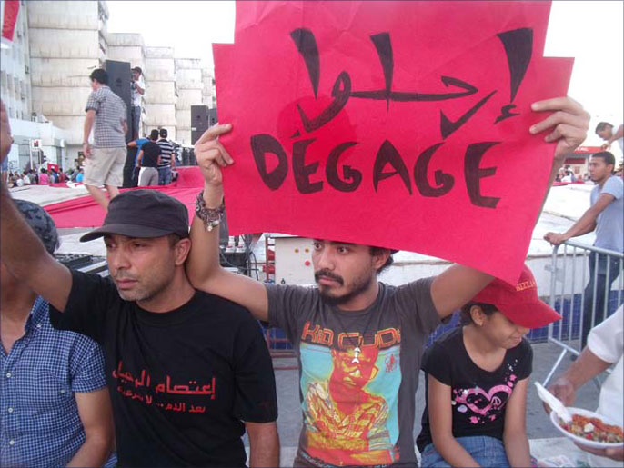 ‪المعارضون يتهمون الحكومة وحركة النهضة بالالتفاف على الثورة‬ (الجزيرة نت)
