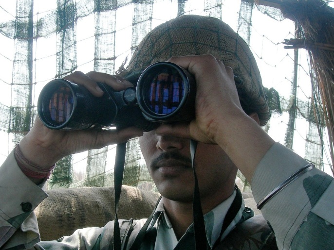 ‪جندي في كشمير الهندية يراقب الخط الفاصل عن باكستان‬ (غيتي إيميجز-أرشيف)