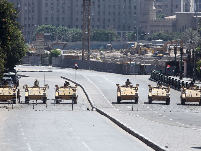 ‪قوات الجيش المصري تغلق الطرق المؤدية إلى ميدان التحرير‬ (الأوروبية)