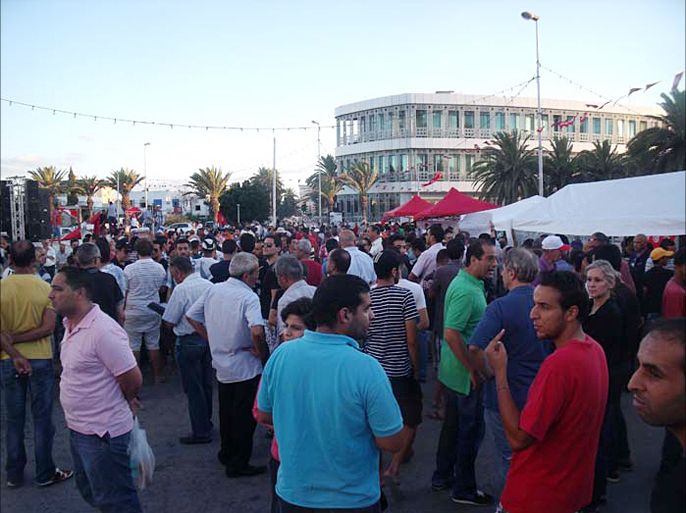 المعارضة تواصل تمسكها بحلّ الحكومة رغم تراجع أعداد المتظاهرين
