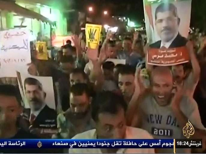 ‪مظاهرات ليلية لرفض الانقلاب العسكري‬ (الجزيرة)