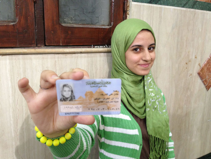 ‪رحمة عادل تحمل هويتها مدونا عليها عنوانها داخل محيط الاعتصام‬ رحمة عادل تحمل هويتها مدونا عليها عنوانها داخل محيط الاعتصام (الجزيرة)