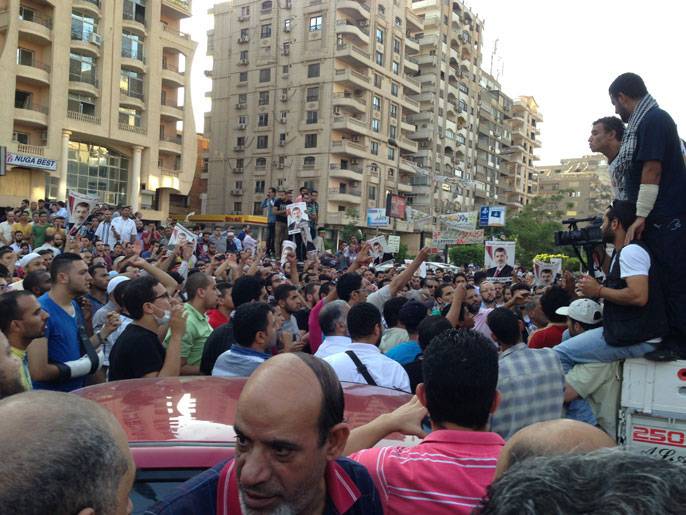 مظاهرات خارج مسجد الإيمان تندد بمجزرة فض قوات الأمن للاعتصام (الجزيرة)