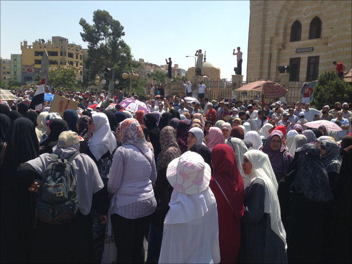 مشاركة نسائية بمظاهرة مسجد الحصري عقب صلاة الجمعة (الجزيرة)
