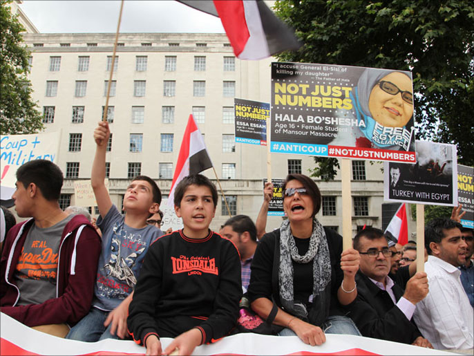 ‪من كل الأعمار والجنسيات شاركوا في المظاهرات‬ (الجزيرة نت)