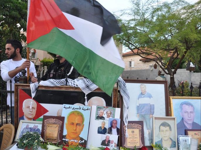 عميد الأسرى كريم يونس برسالة من وراء القضبان تنتقد المفاوض الفلسطيني